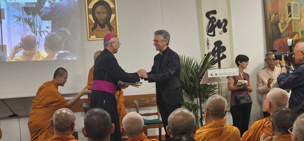 Una delegación de monjes budistas de Tailandia visita Sant’Egidio siguiendo la estela de la paz